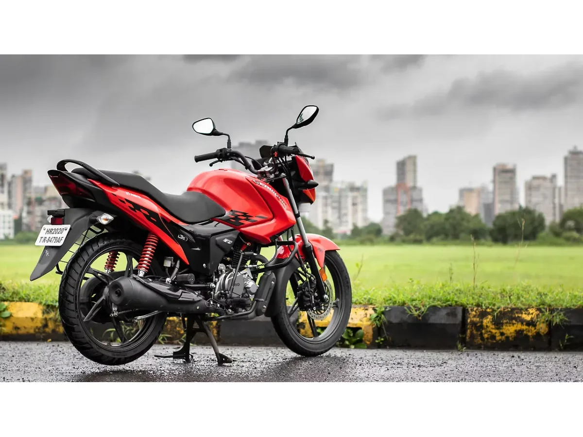 Hero Glamour motorcycle right rear three-quarter view