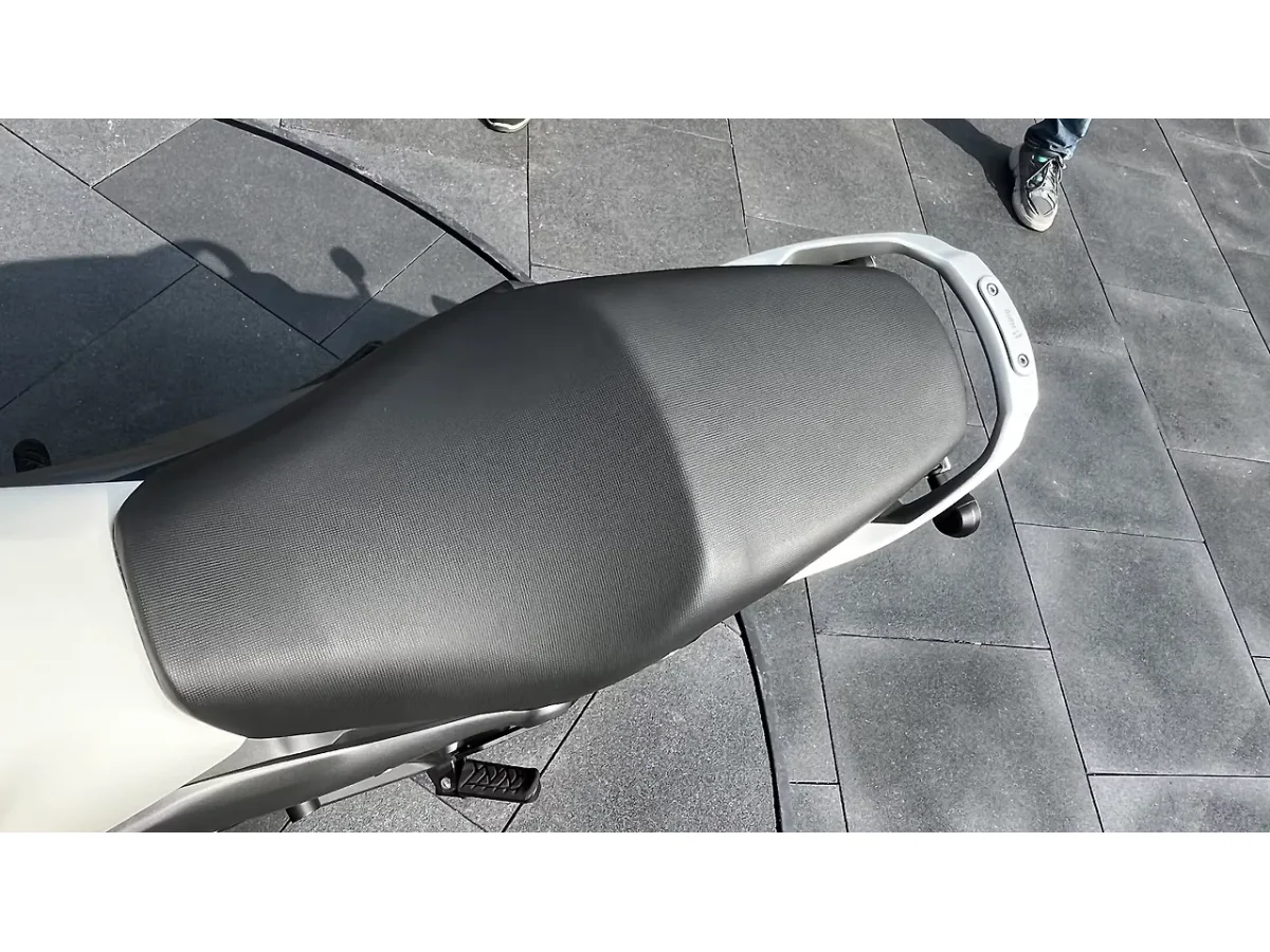 Hero Mavrick 440 comfortable single-piece motorcycle seat