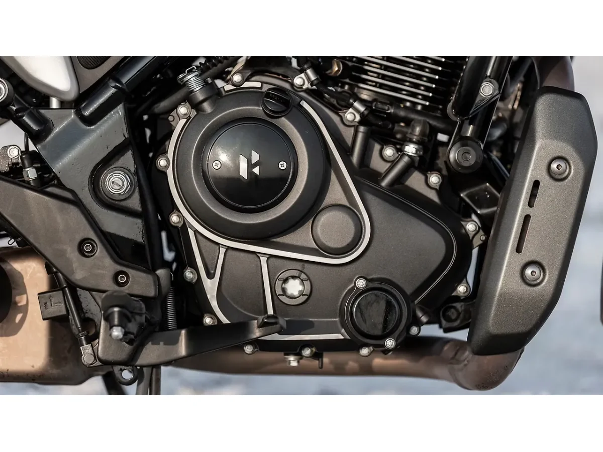 Hero Mavrick 440 engine oil cap and dipstick detail