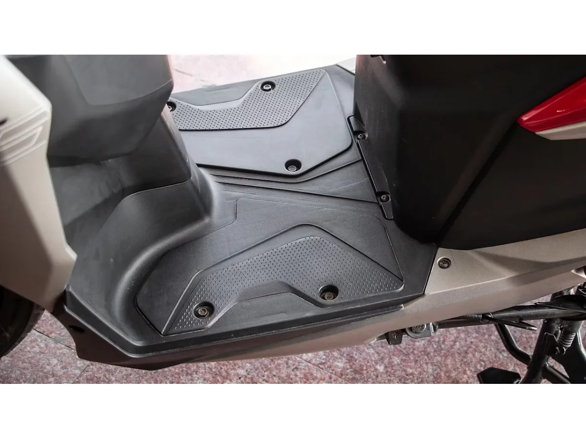 Hero Xoom 125 floorboard and footrest area