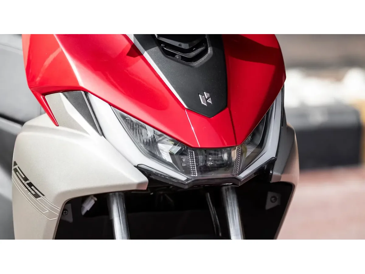 Hero Xoom 125 front apron and logo badging detail