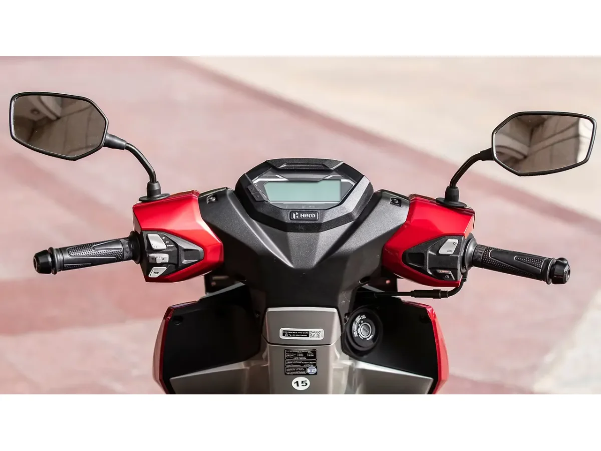 Hero Xoom 125 handlebar and cockpit view