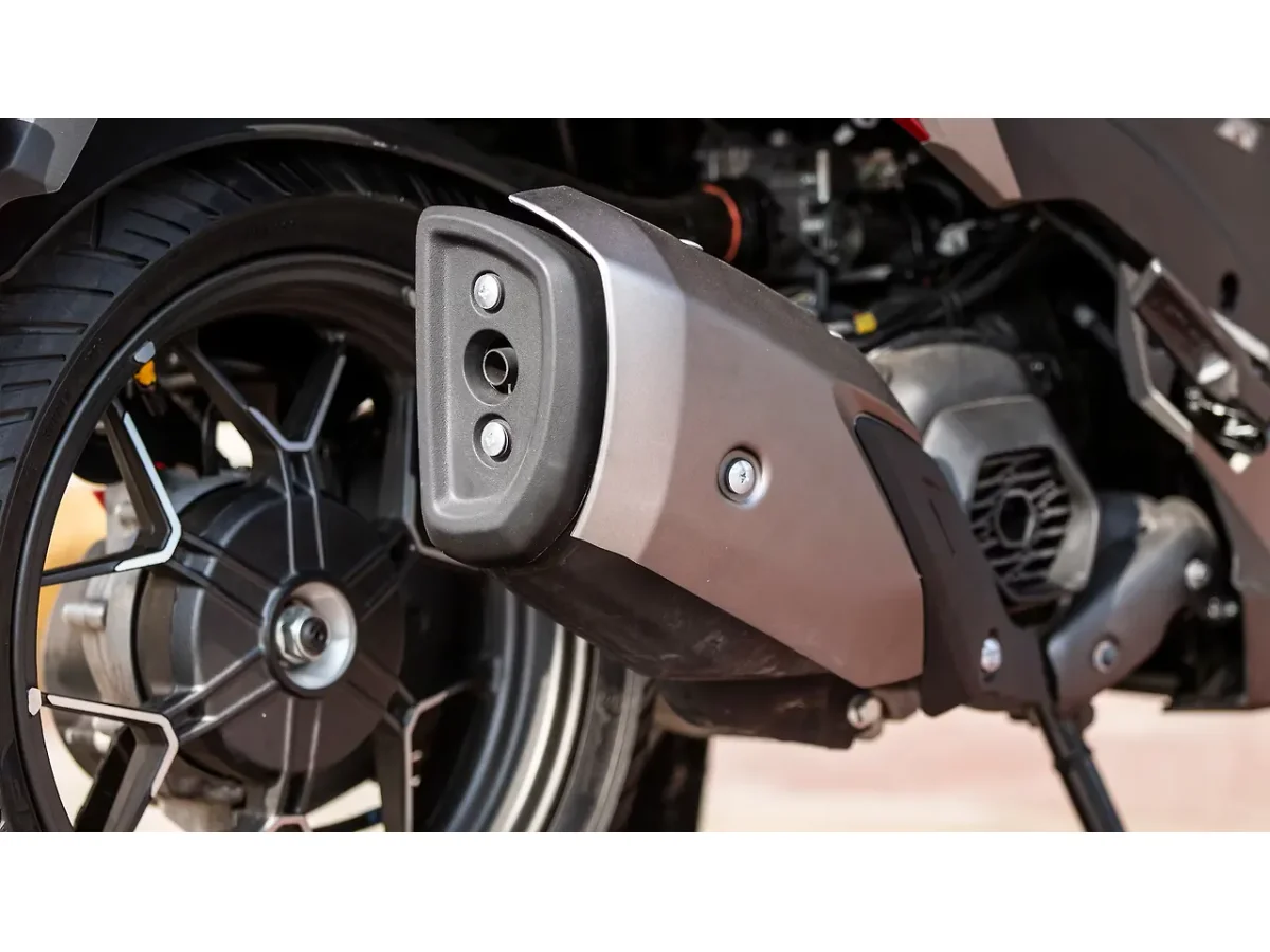 Hero Xoom 125 muffler and exhaust system detail