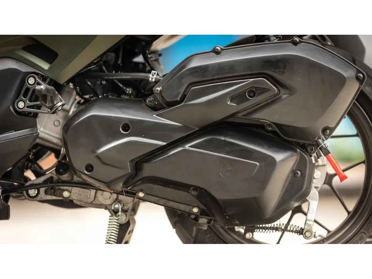 Hero Xoom 160 air cleaner housing and transmission cover detail