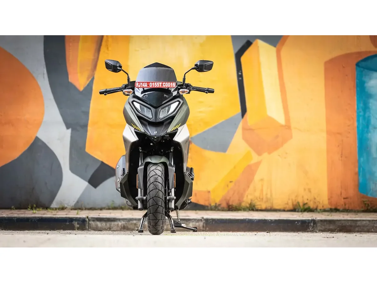 Front view of the Hero Xoom 160 maxi scooter