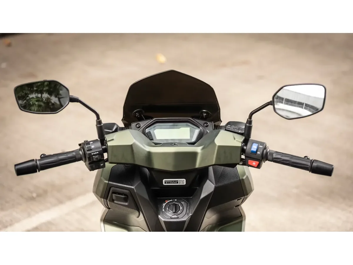 Hero Xoom 160 handlebar and cockpit layout
