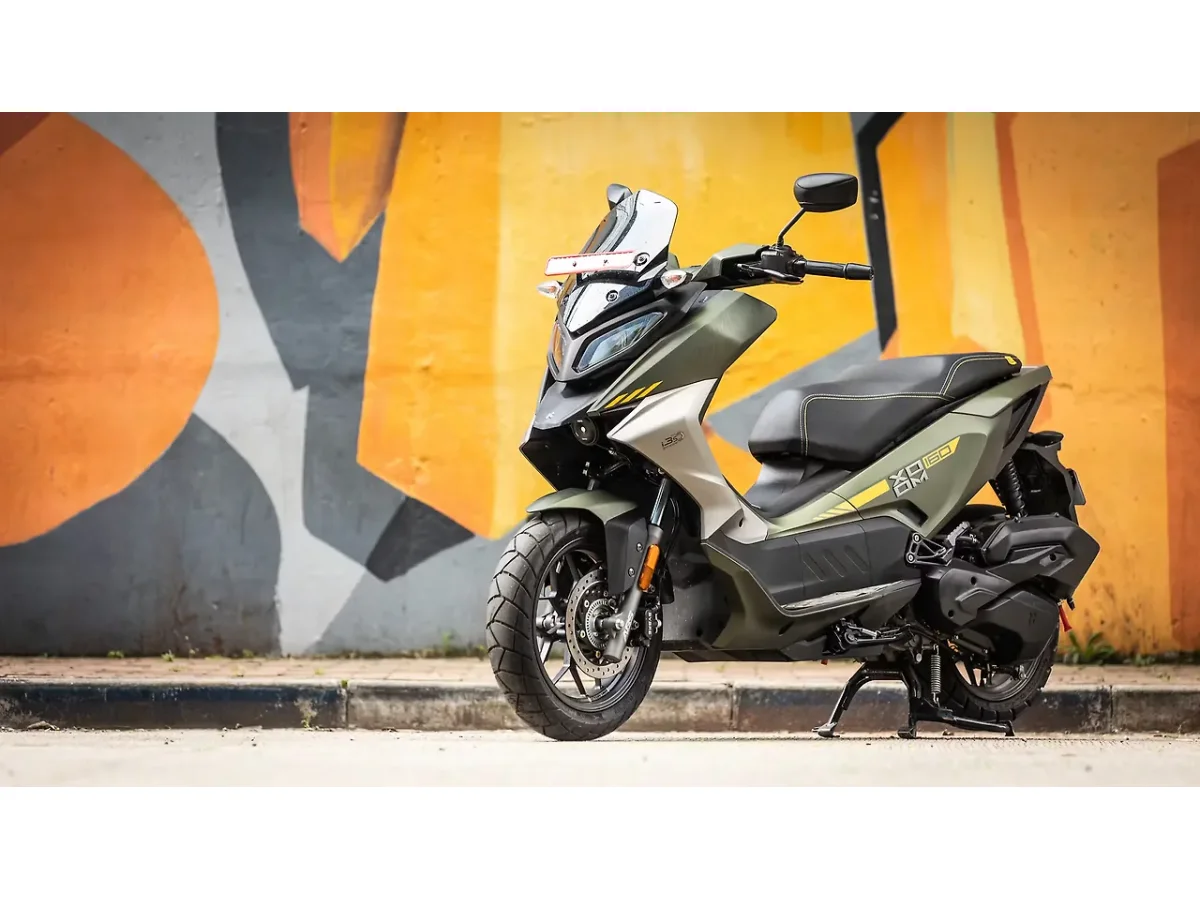 Hero Xoom 160 left front three-quarter view in Matte Rainforest Green