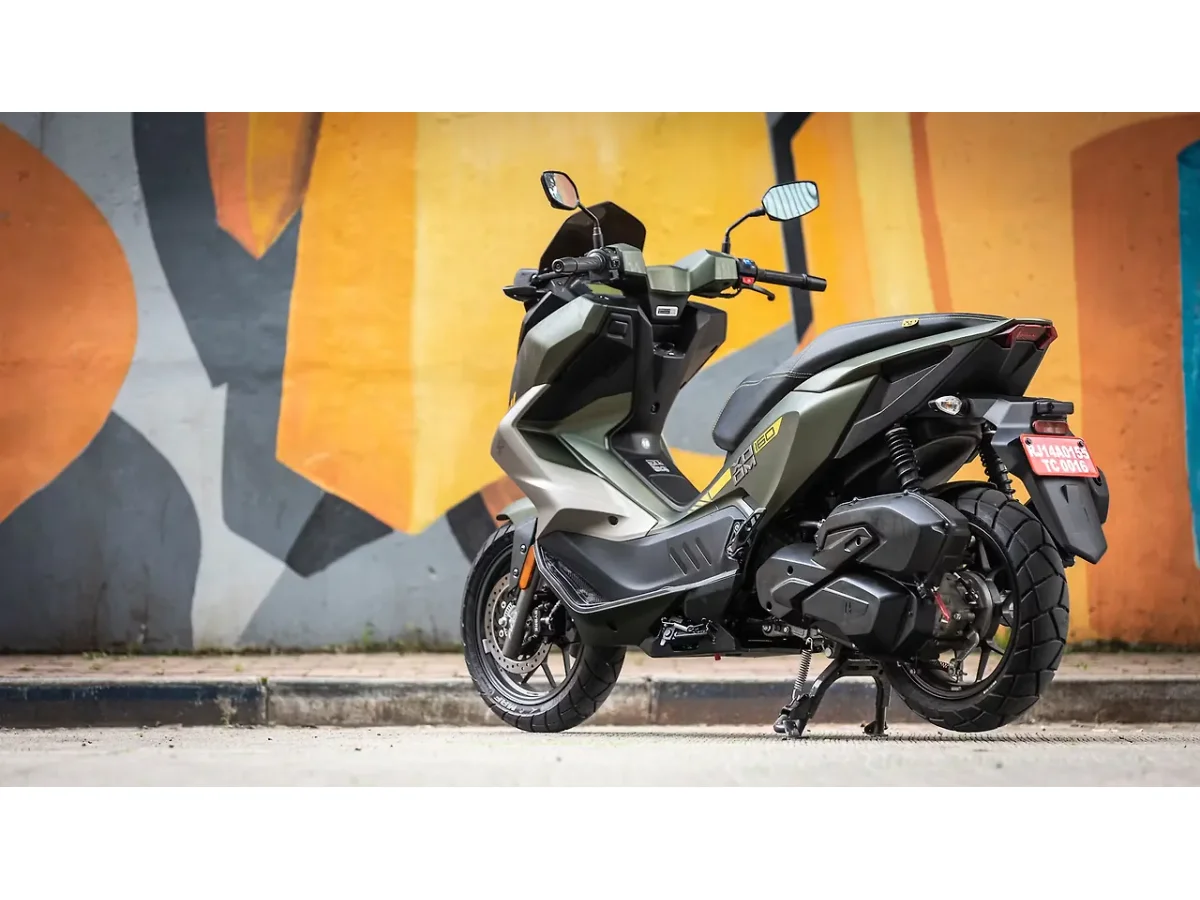 Hero Xoom 160 left rear three-quarter view in Matte Rainforest Green