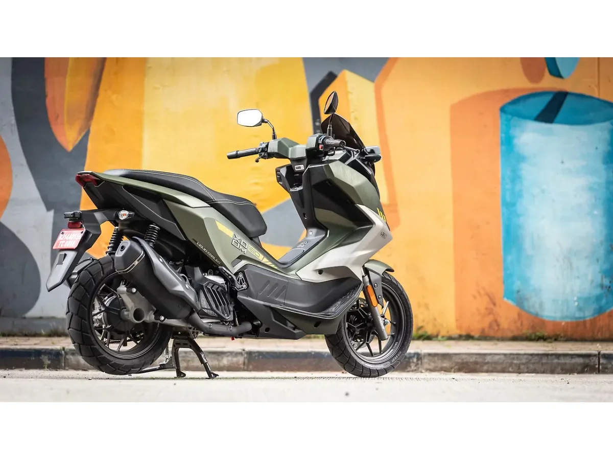 Hero Xoom 160 right rear three-quarter view in Matte Rainforest Green
