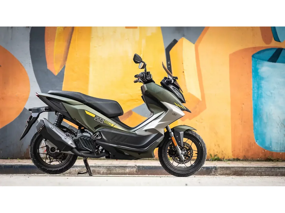 Right side profile of the Hero Xoom 160 scooter