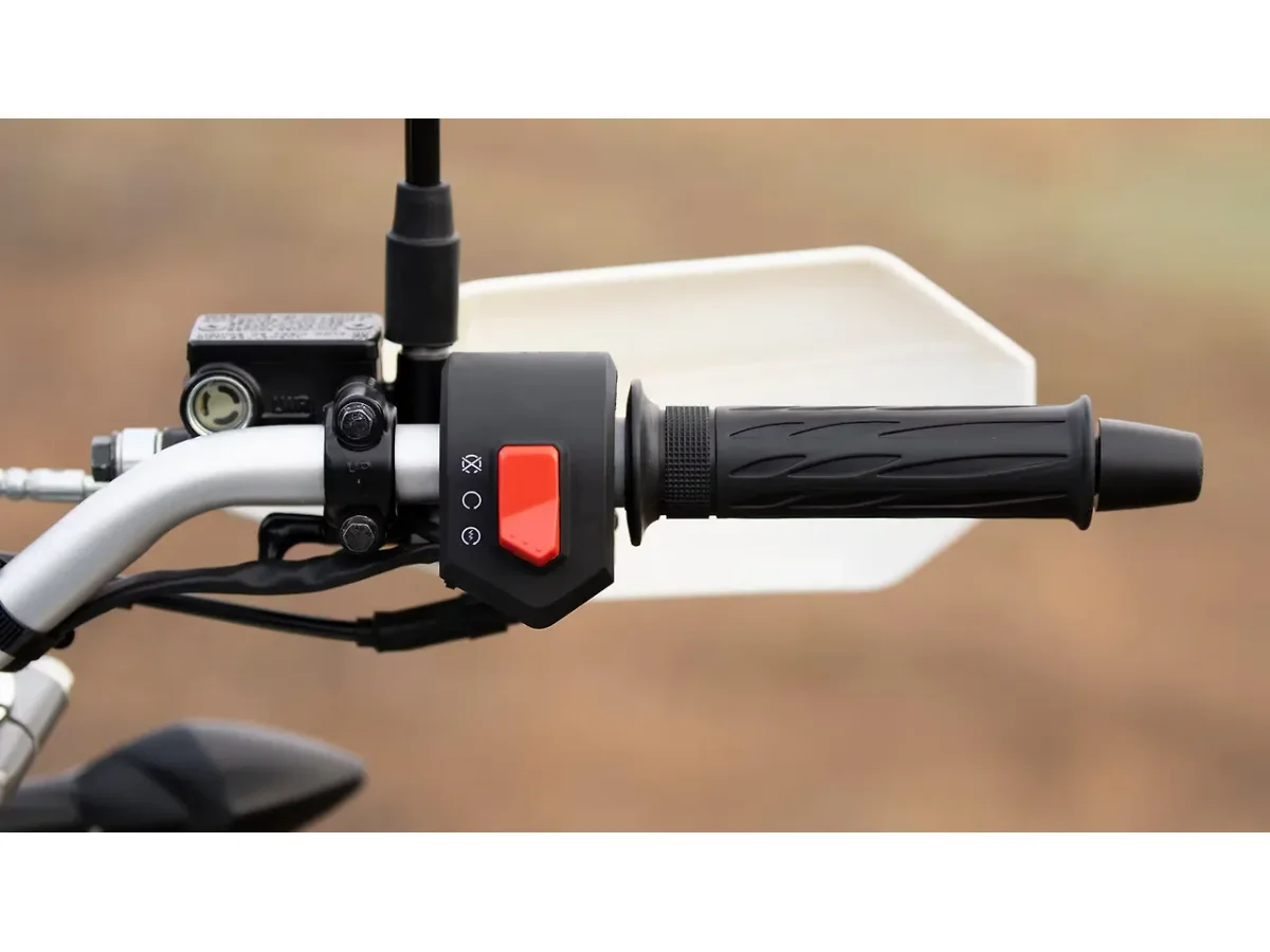 Hero XPulse 200 4V right-side throttle grip and handguard