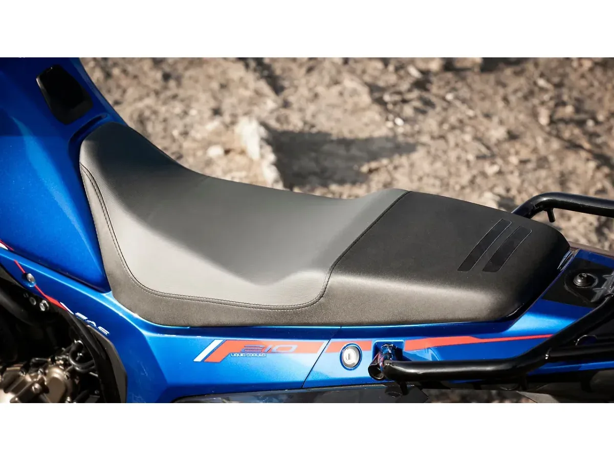 Hero XPulse 210 split seat close-up