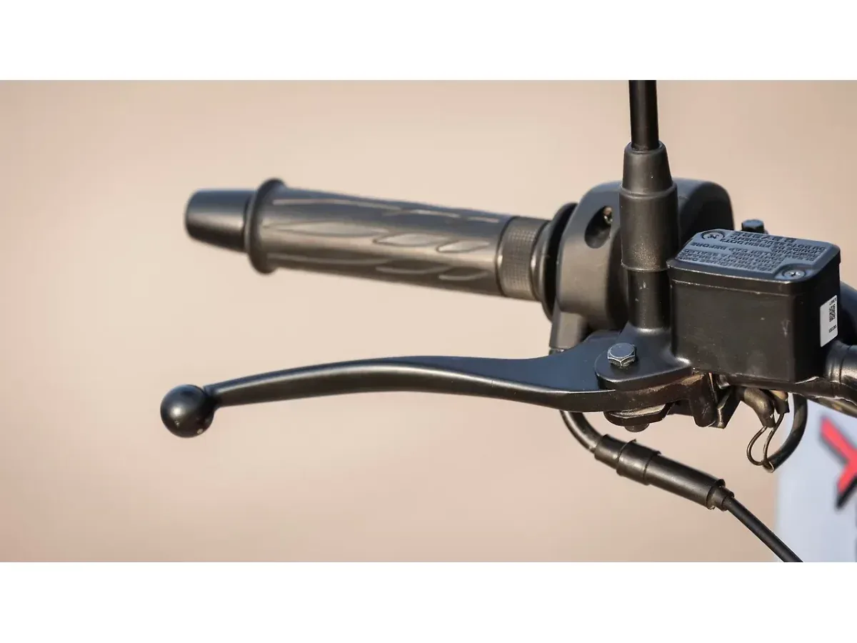 Hero Xtreme 125R front brake lever close-up