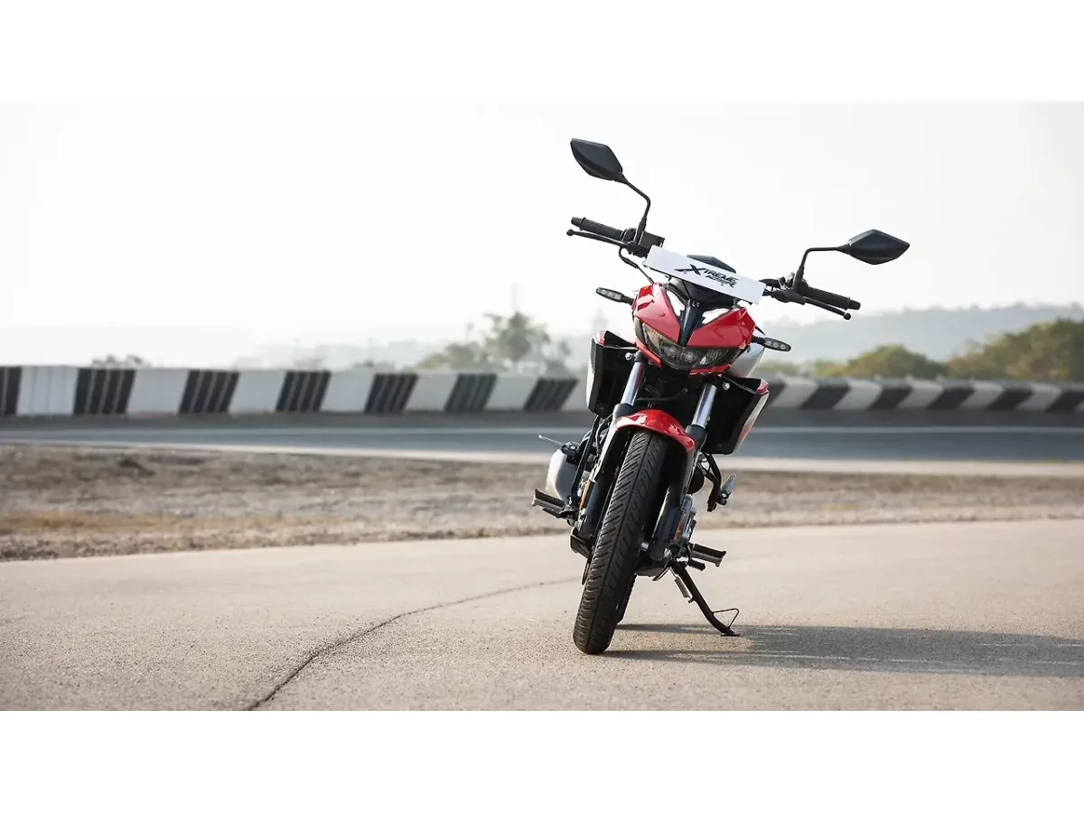 Hero Xtreme 125R front view parked on road