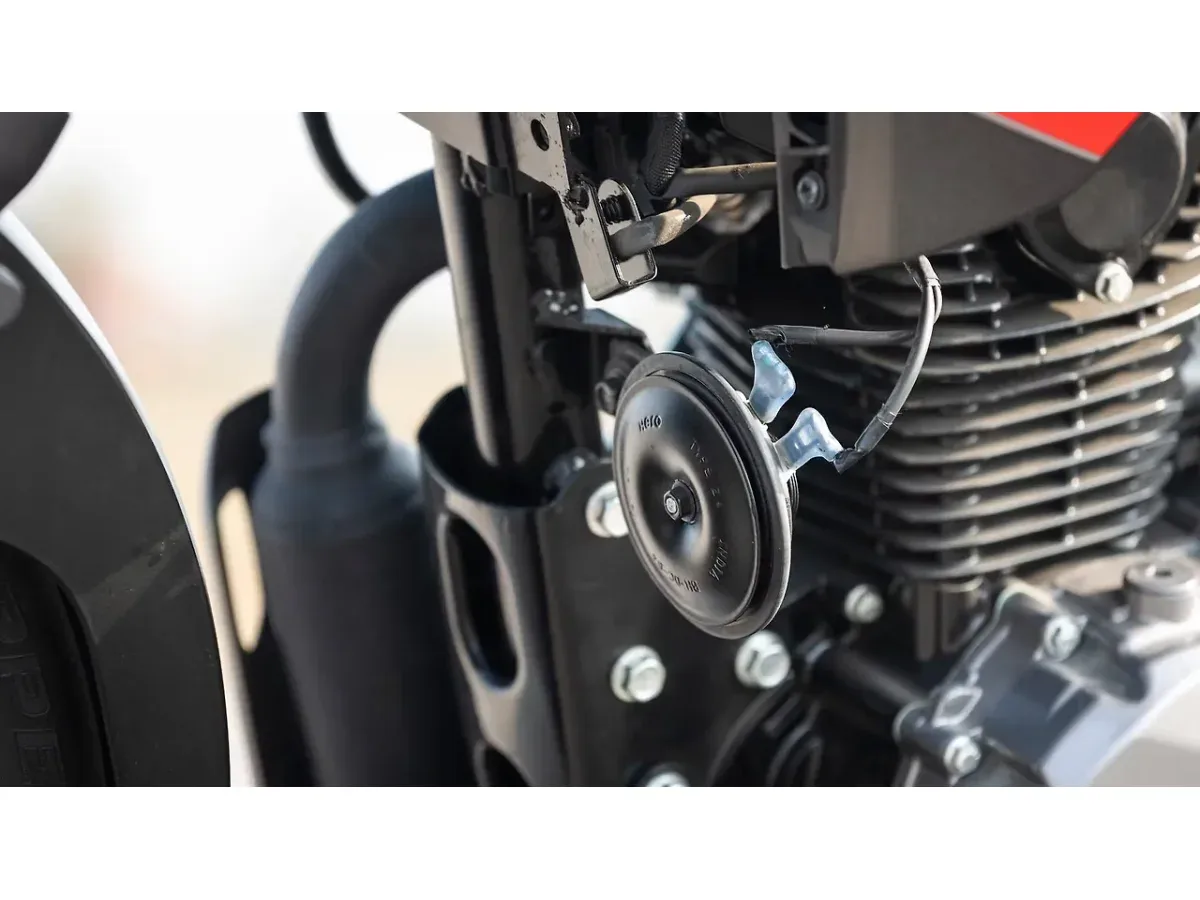 Hero Xtreme 125R horn assembly close-up
