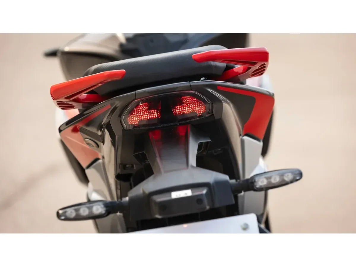 Hero Xtreme 125R right rear three quarter view