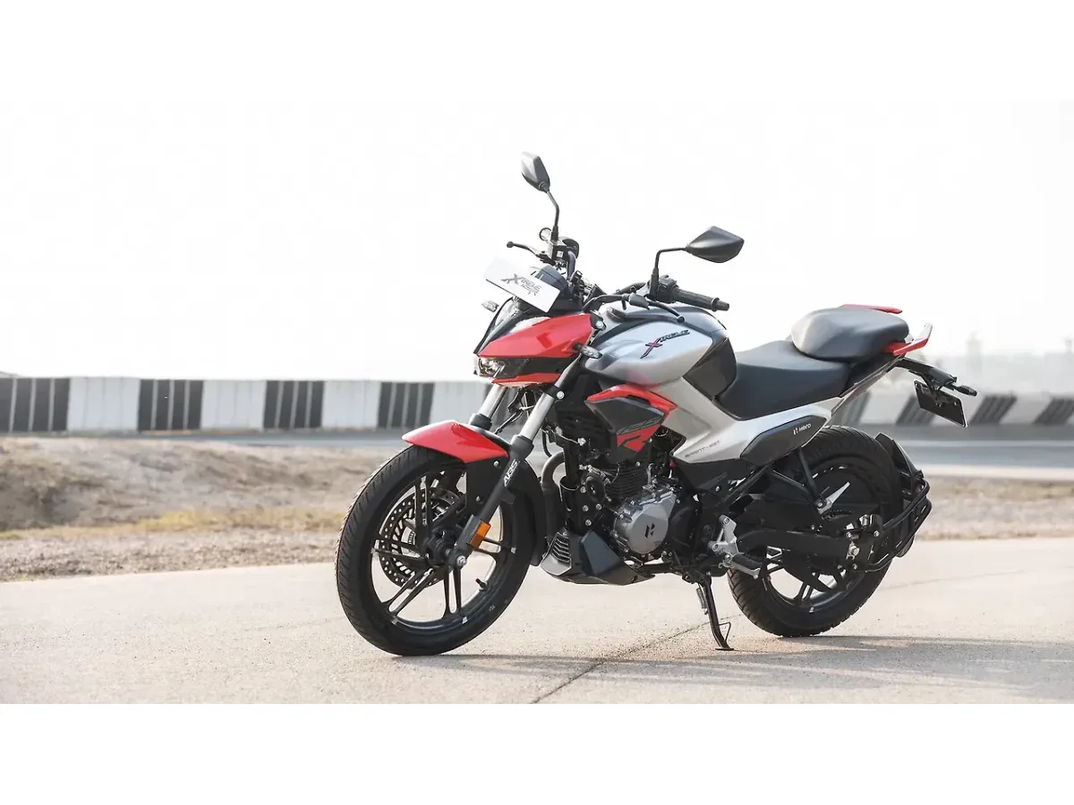 Hero Xtreme 125R left front three quarter view