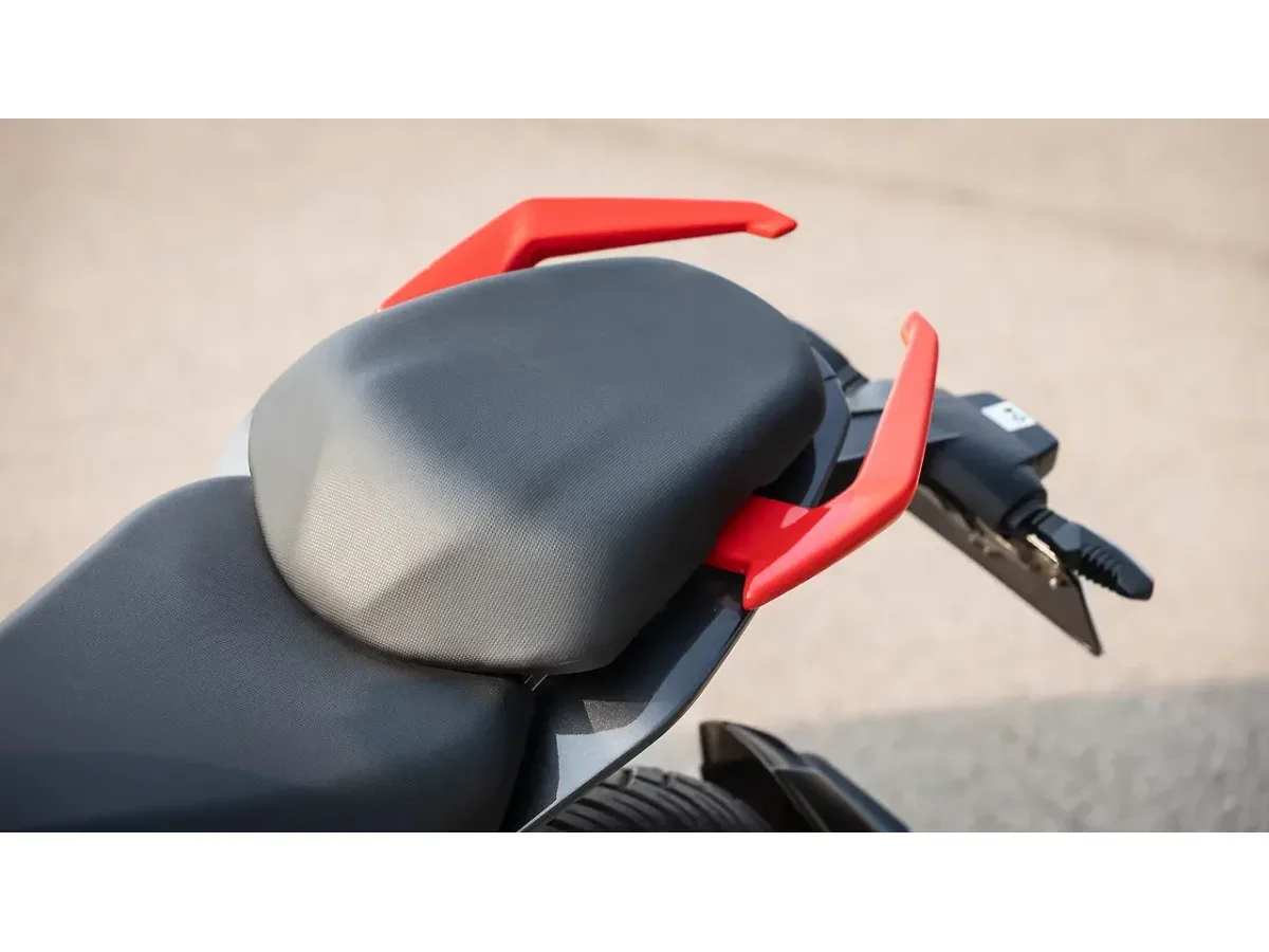 Hero Xtreme 125R split pillion seat close-up