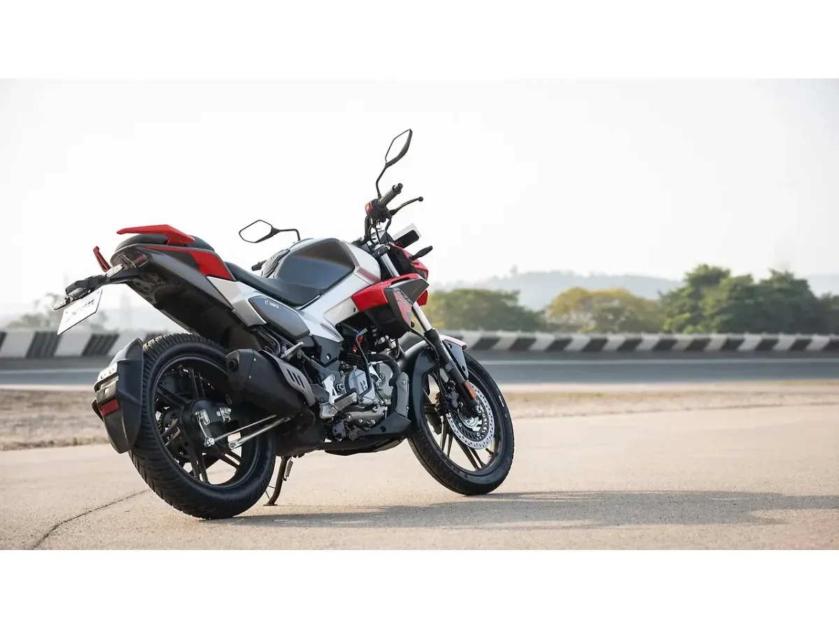 Hero Xtreme 125R right front three quarter view