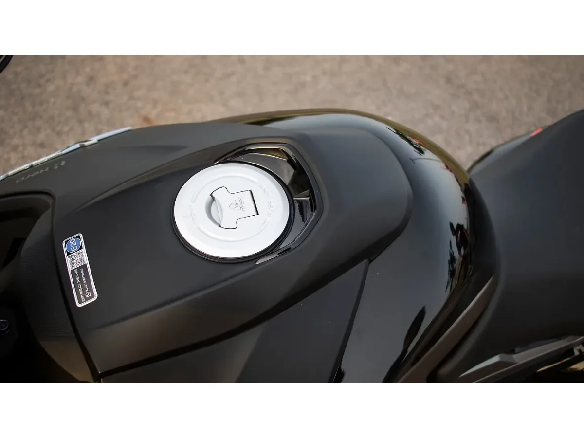 Hero Xtreme 160R 4V fuel tank cap close-up