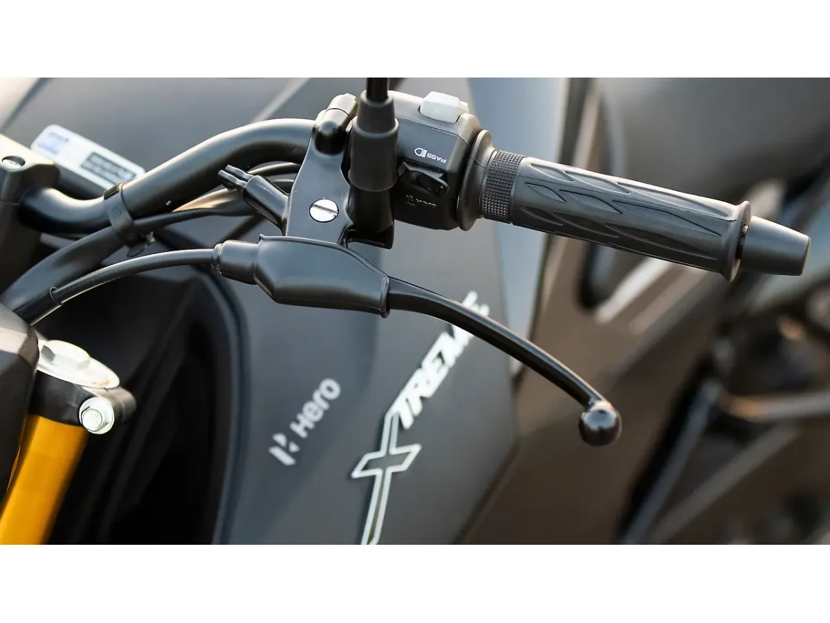 Hero Xtreme 160R 4V clutch lever and handlebar close-up
