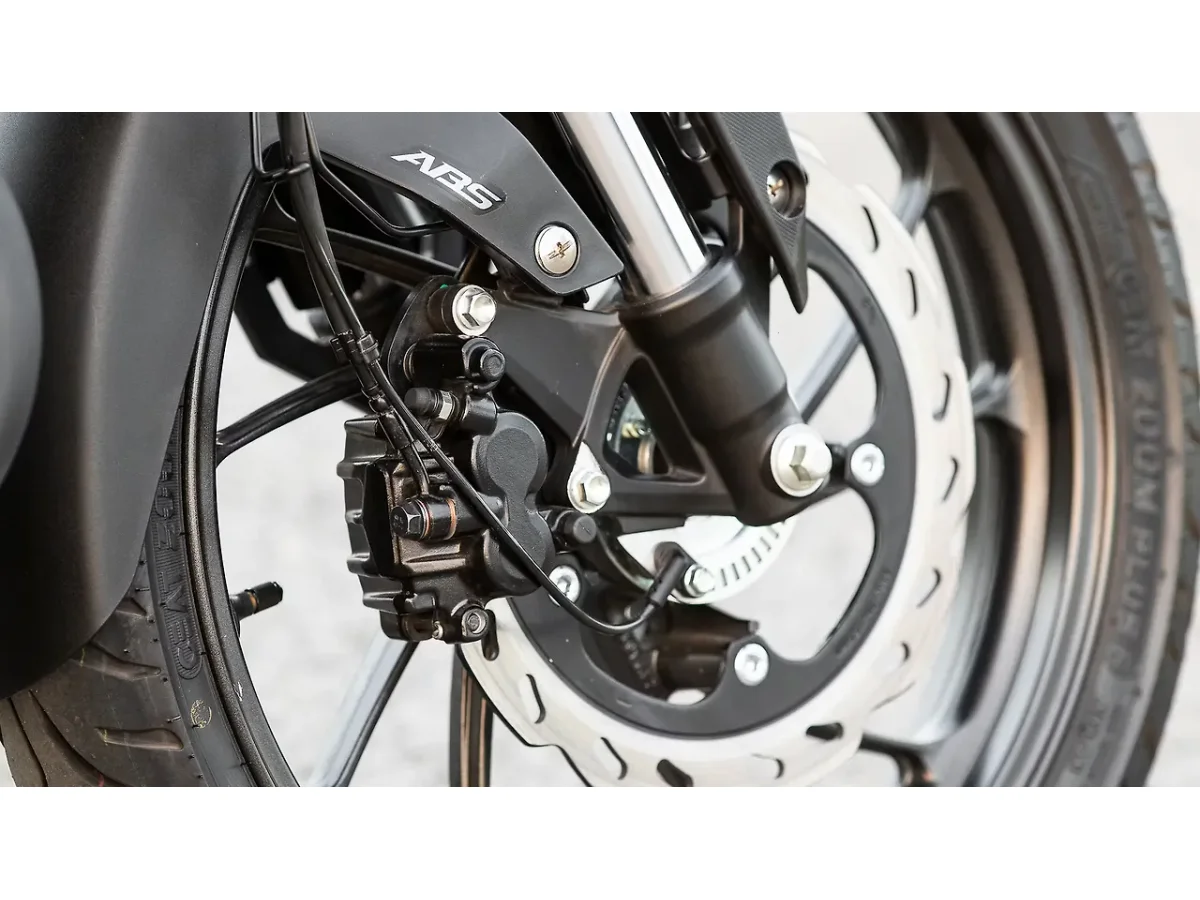 Hero Xtreme 160R 4V front disc brake and alloy wheel