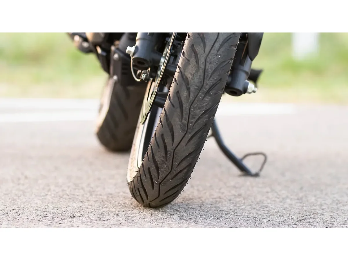 Hero Xtreme 160R 4V front tyre tread close-up