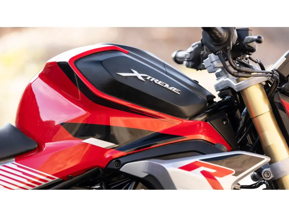 Hero Xtreme 250R fuel tank branding close-up