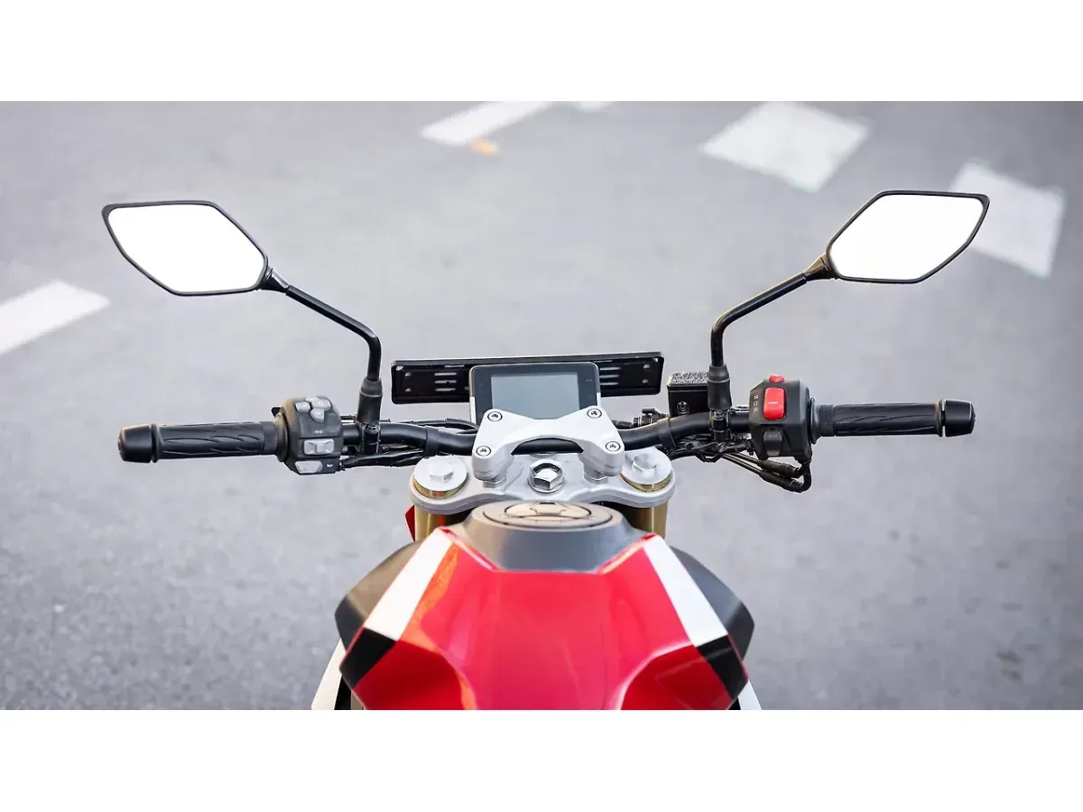 Hero Xtreme 250R handlebar cockpit view