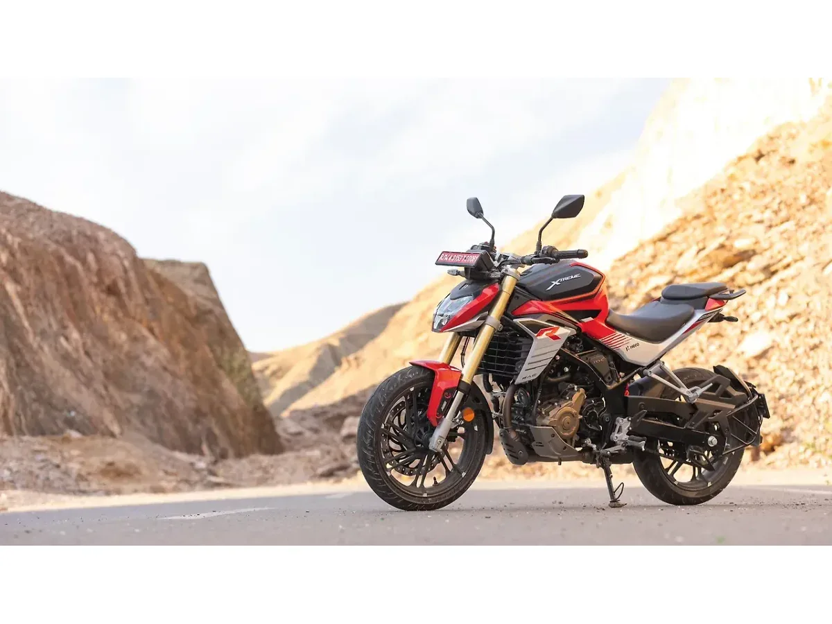 Hero Xtreme 250R left front three quarter view