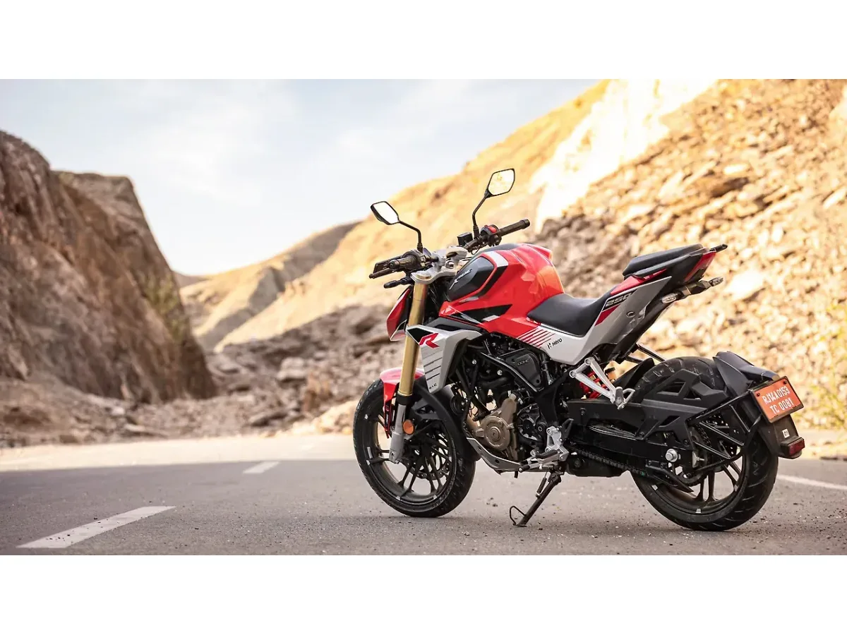 Hero Xtreme 250R left rear three quarter view
