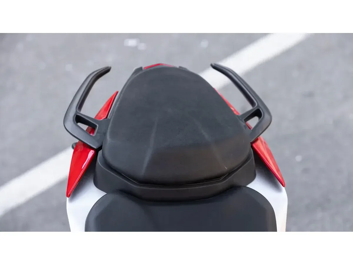 Hero Xtreme 250R rear grab rail close-up