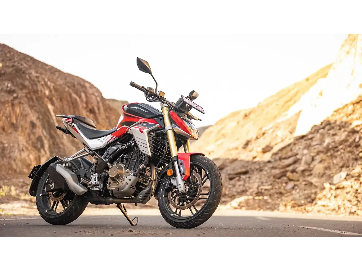 Hero Xtreme 250R right front three quarter view