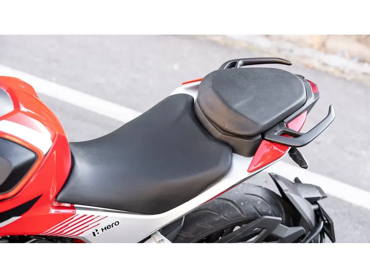 Hero Xtreme 250R split seat close-up