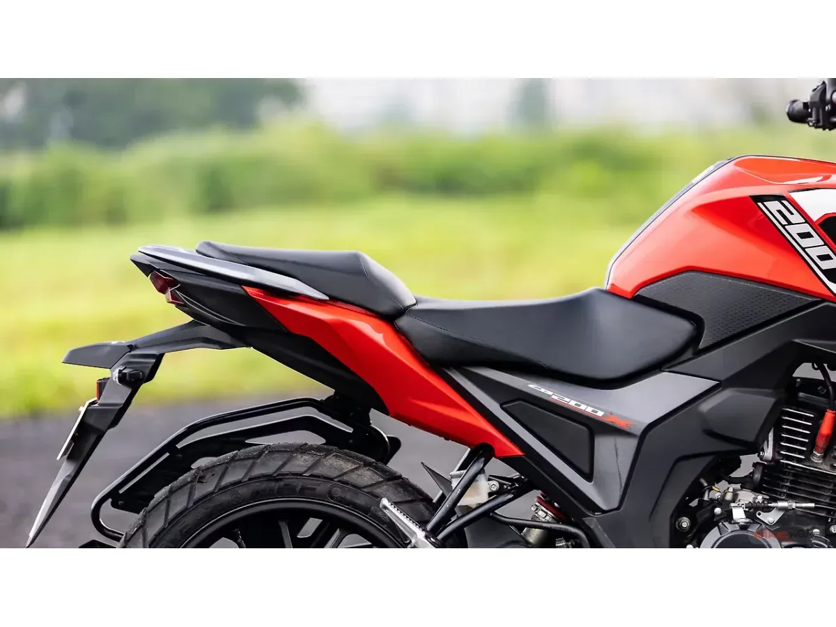 Honda CB200X rear seat and tail section