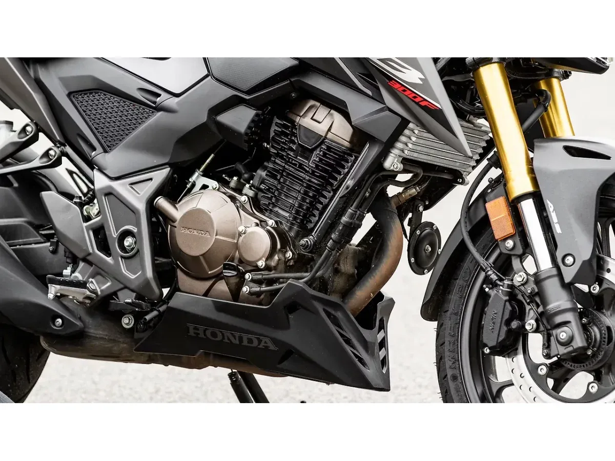 Honda CB300F exhaust header and engine