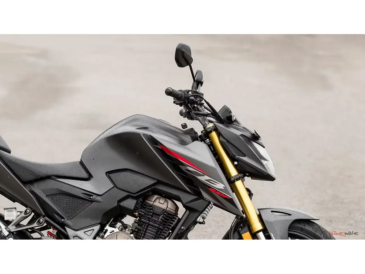 Honda CB300F sculpted fuel tank