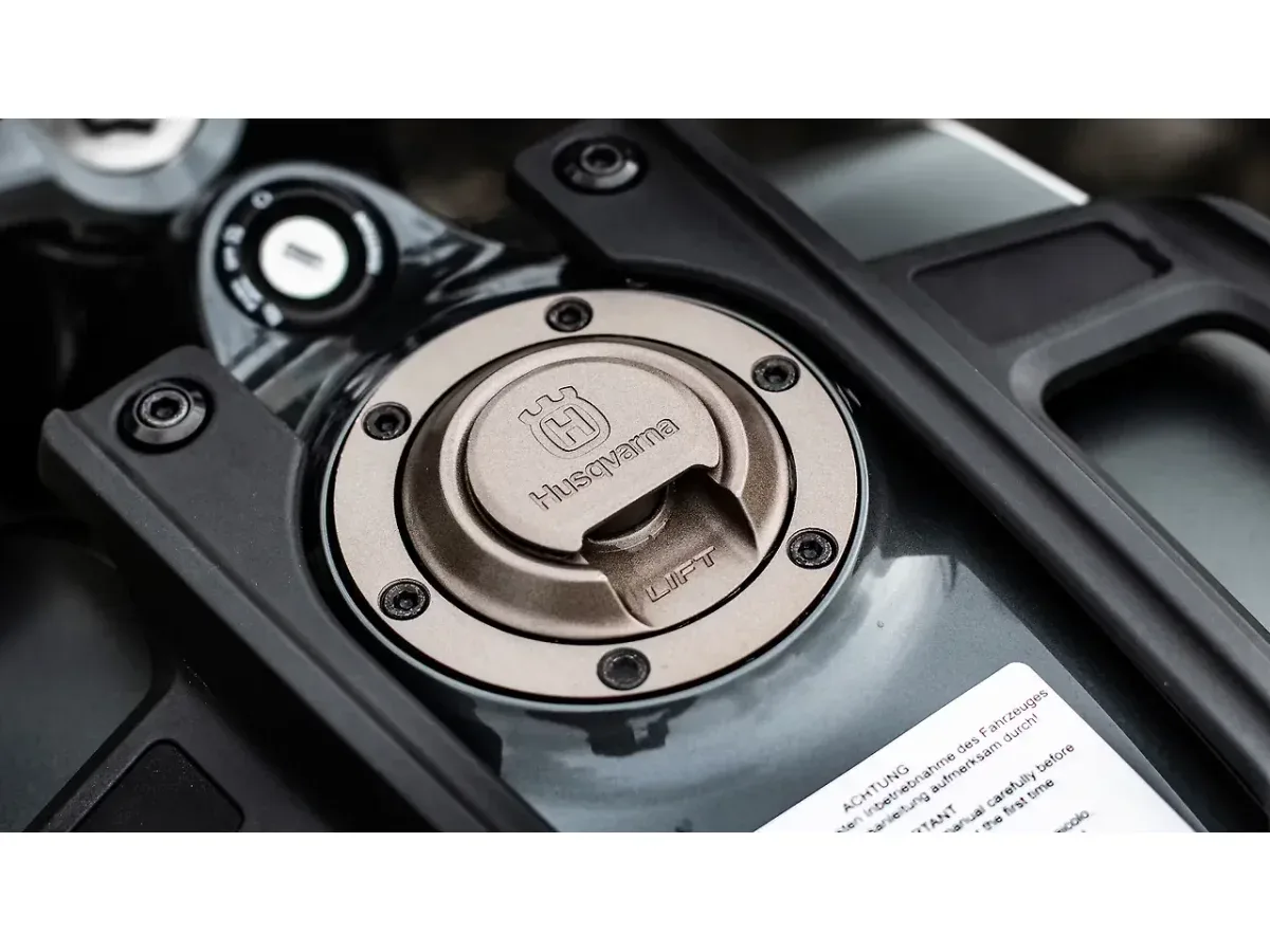 Husqvarna Svartpilen 250 closed fuel filler cap