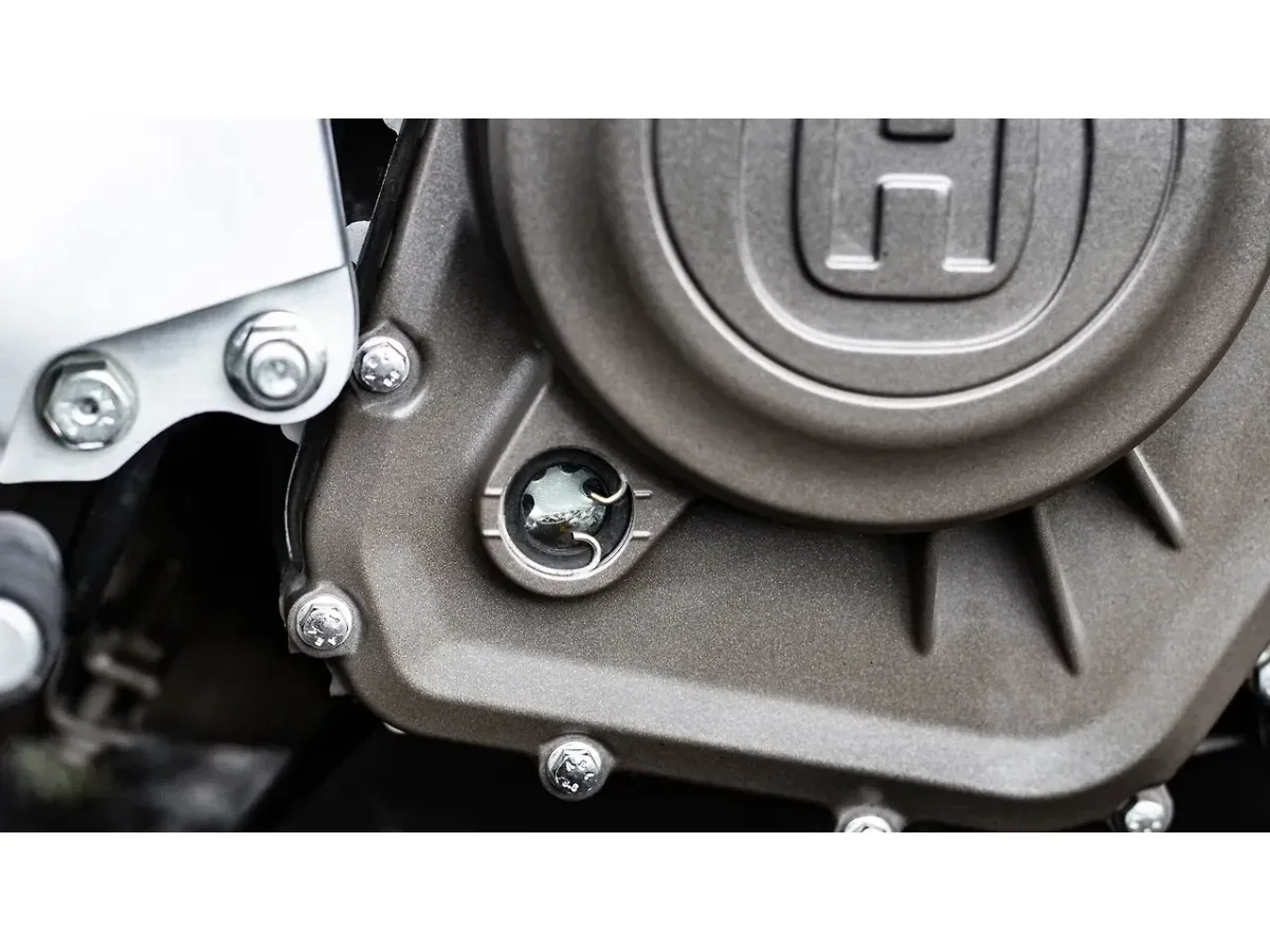 Husqvarna Svartpilen 250 exhaust muffler