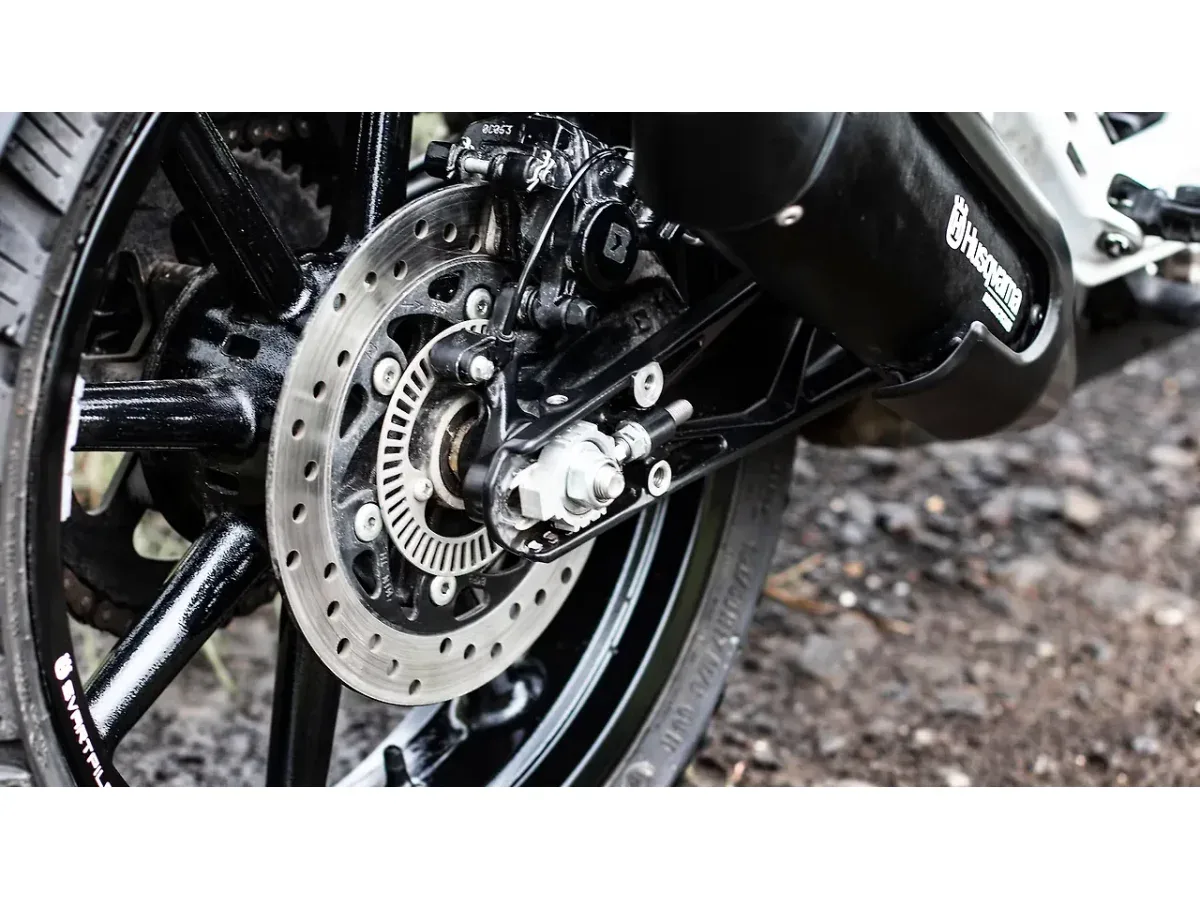 Husqvarna Svartpilen 250 front disc brake