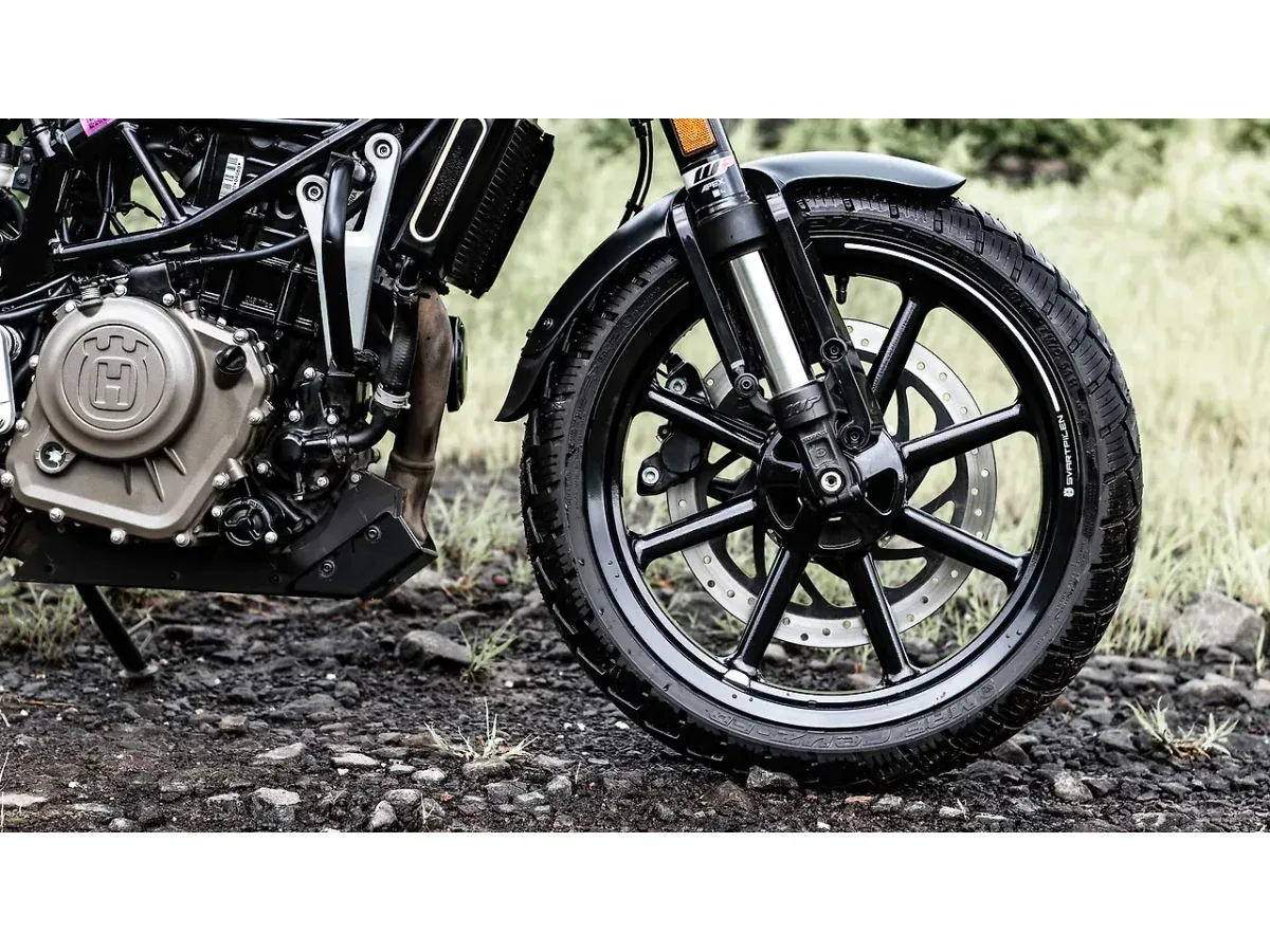 Husqvarna Svartpilen 250 front wheel and tyre