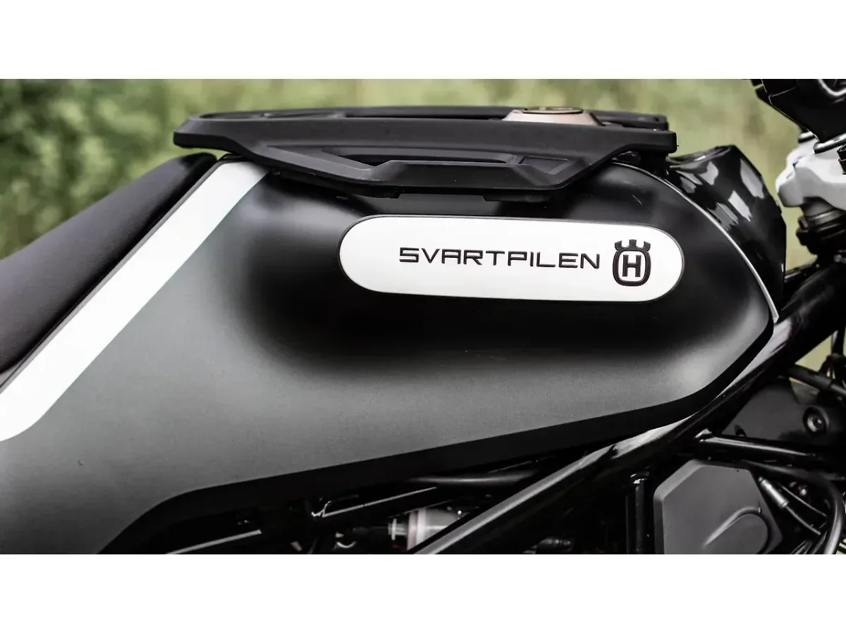 Husqvarna Svartpilen 250 fuel tank badge