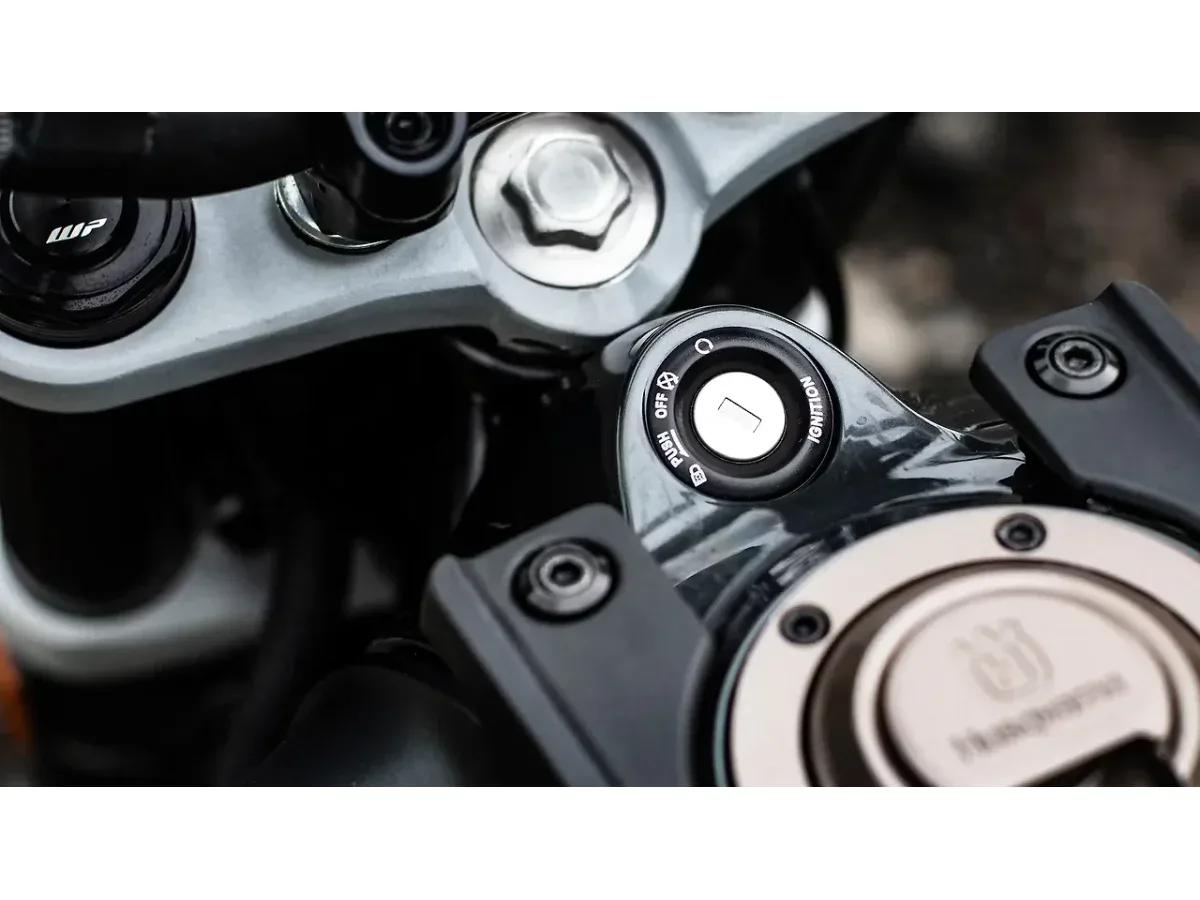 Husqvarna Svartpilen 250 ignition switch