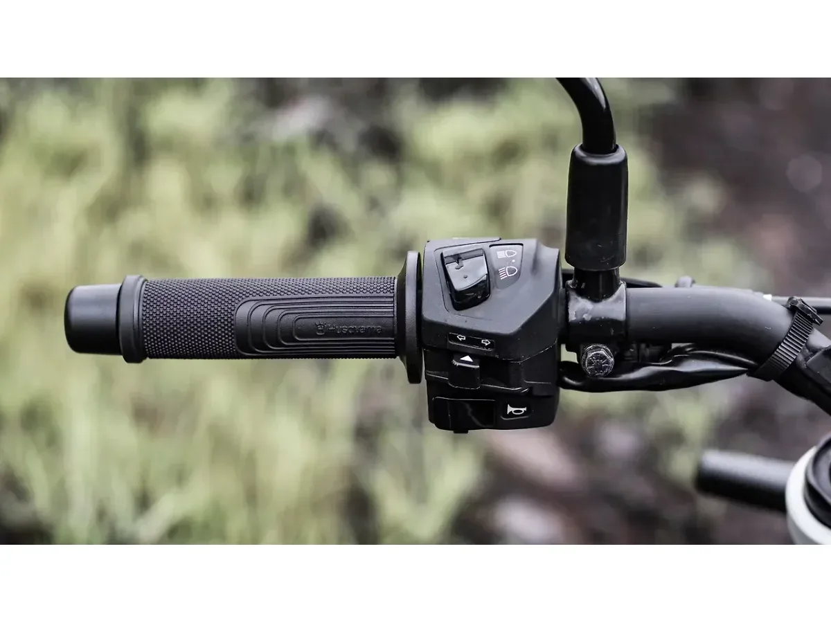 Husqvarna Svartpilen 250 left switchgear