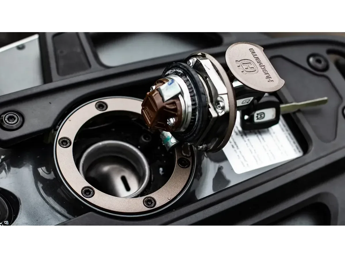 Husqvarna Svartpilen 250 open fuel filler cap