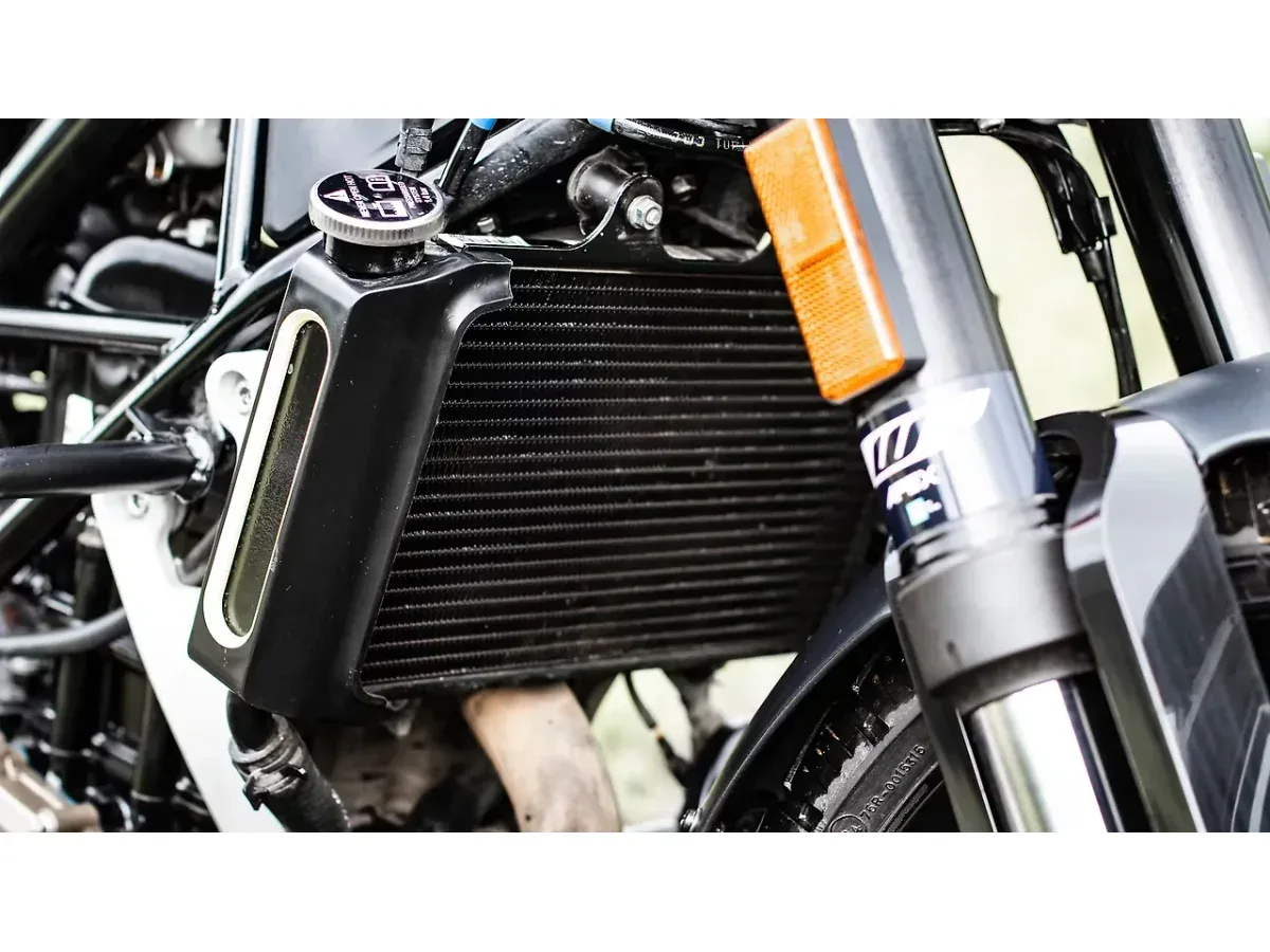 Husqvarna Svartpilen 250 radiator and engine bay