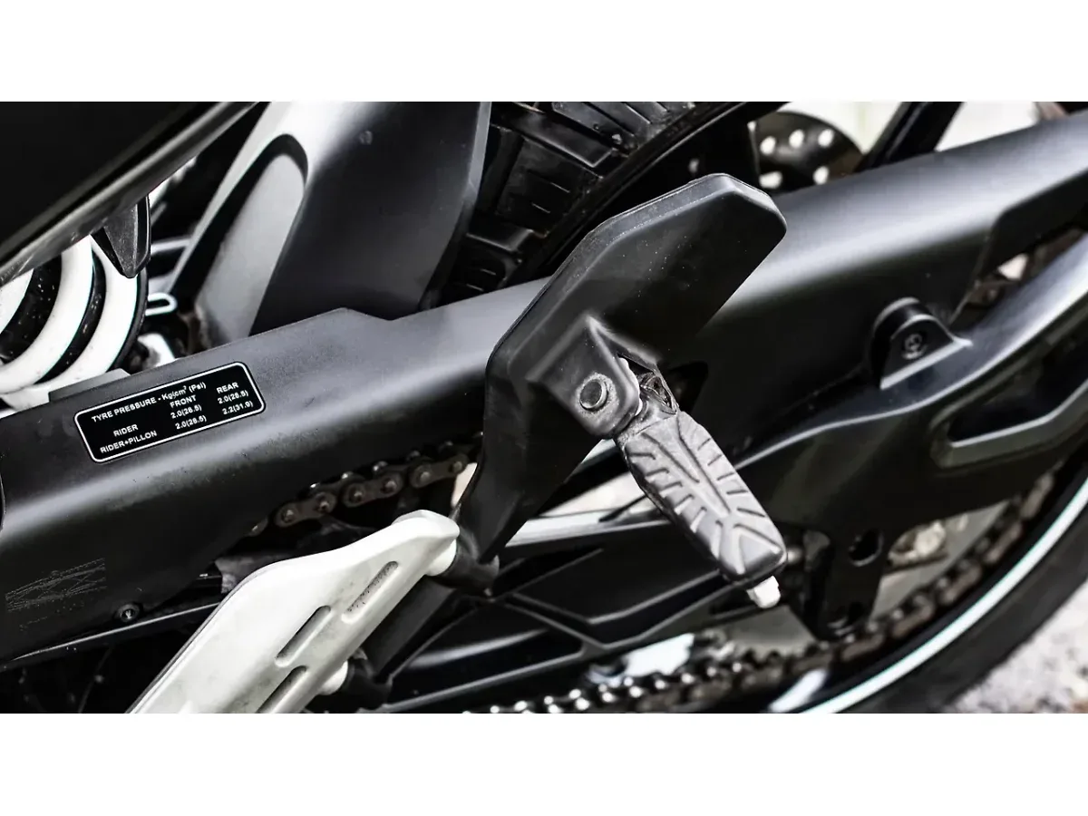 Husqvarna Svartpilen 250 rear footrest