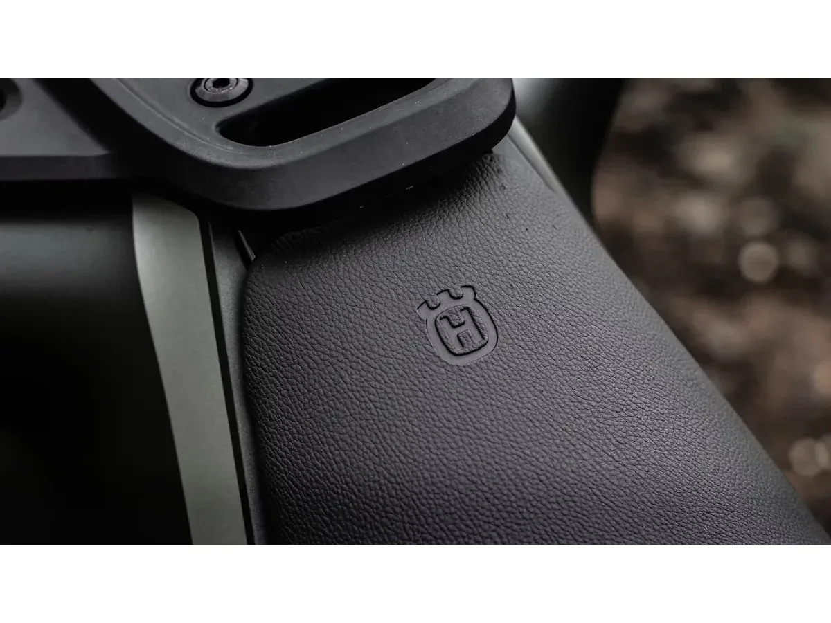 Husqvarna Svartpilen 250 rear grab rail