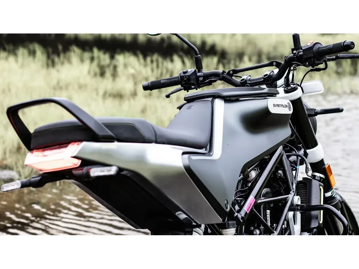 Husqvarna Svartpilen 250 rear three-quarter