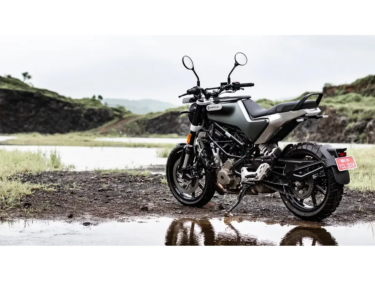 Husqvarna Svartpilen 250 rear left three-quarter view